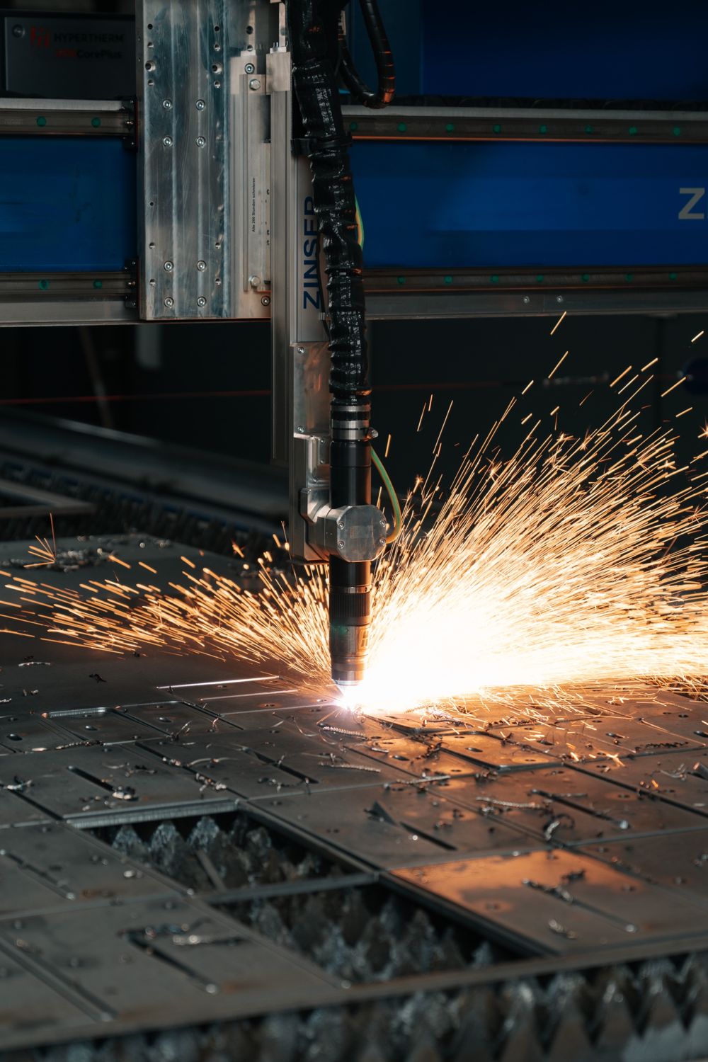 CNC-Plasmaschneider schneidet Stahlblech, Funken sprühen